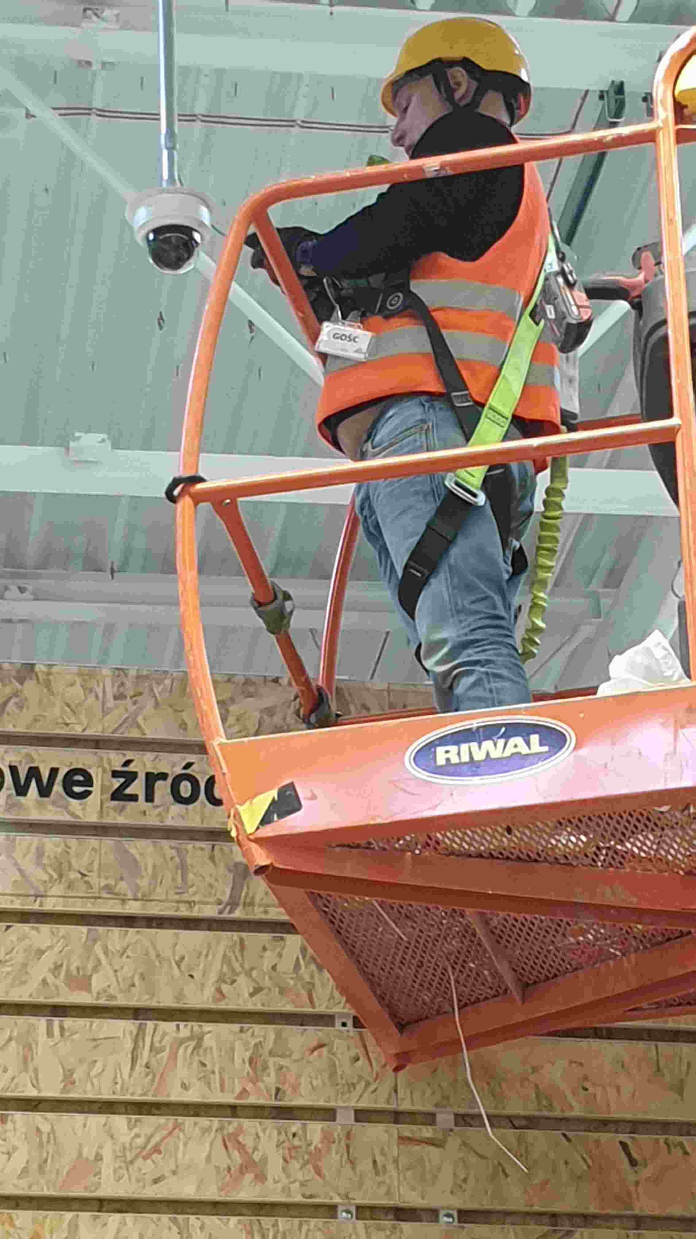 Instalacja kamery kopułkowej na podnośniku RIWAL – sklep budowlany