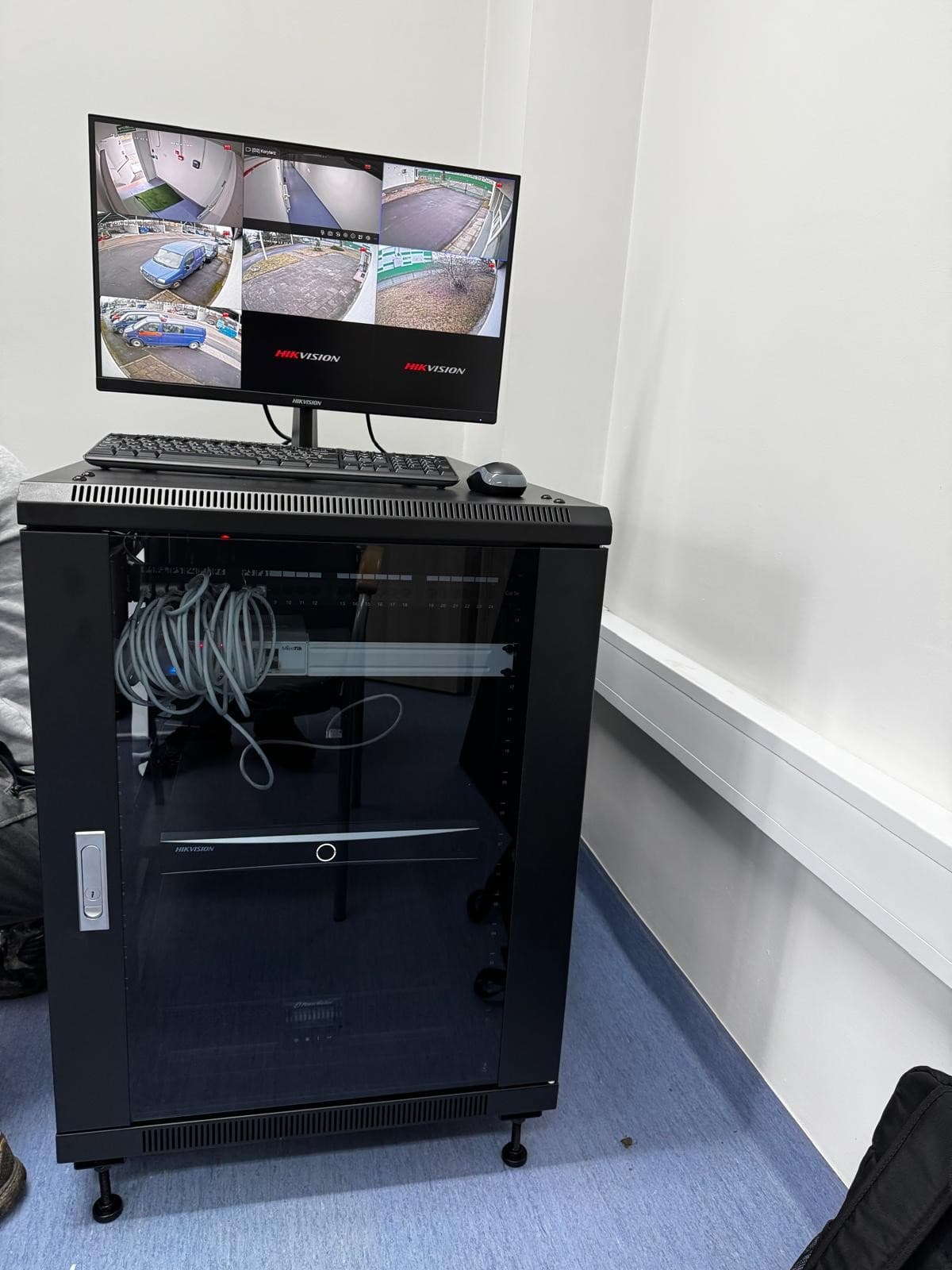 Stacja monitoringu Hikvision – NVR z monitorem i podglądem live