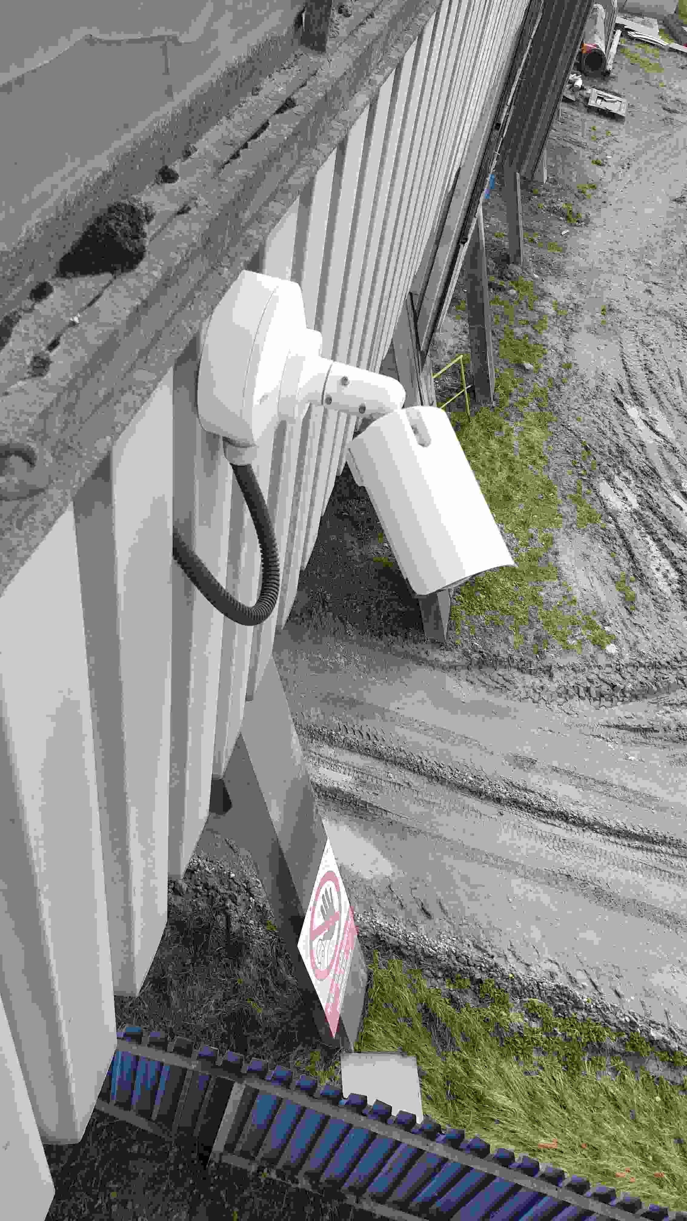 Kamery zewnętrzne CCTV na elewacji – monitoring ogrodzenia obiektu