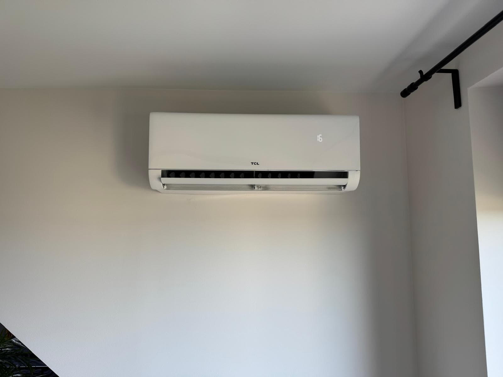 Klimatyzator TCL Split – jednostka wewnętrzna, czysta instalacja
