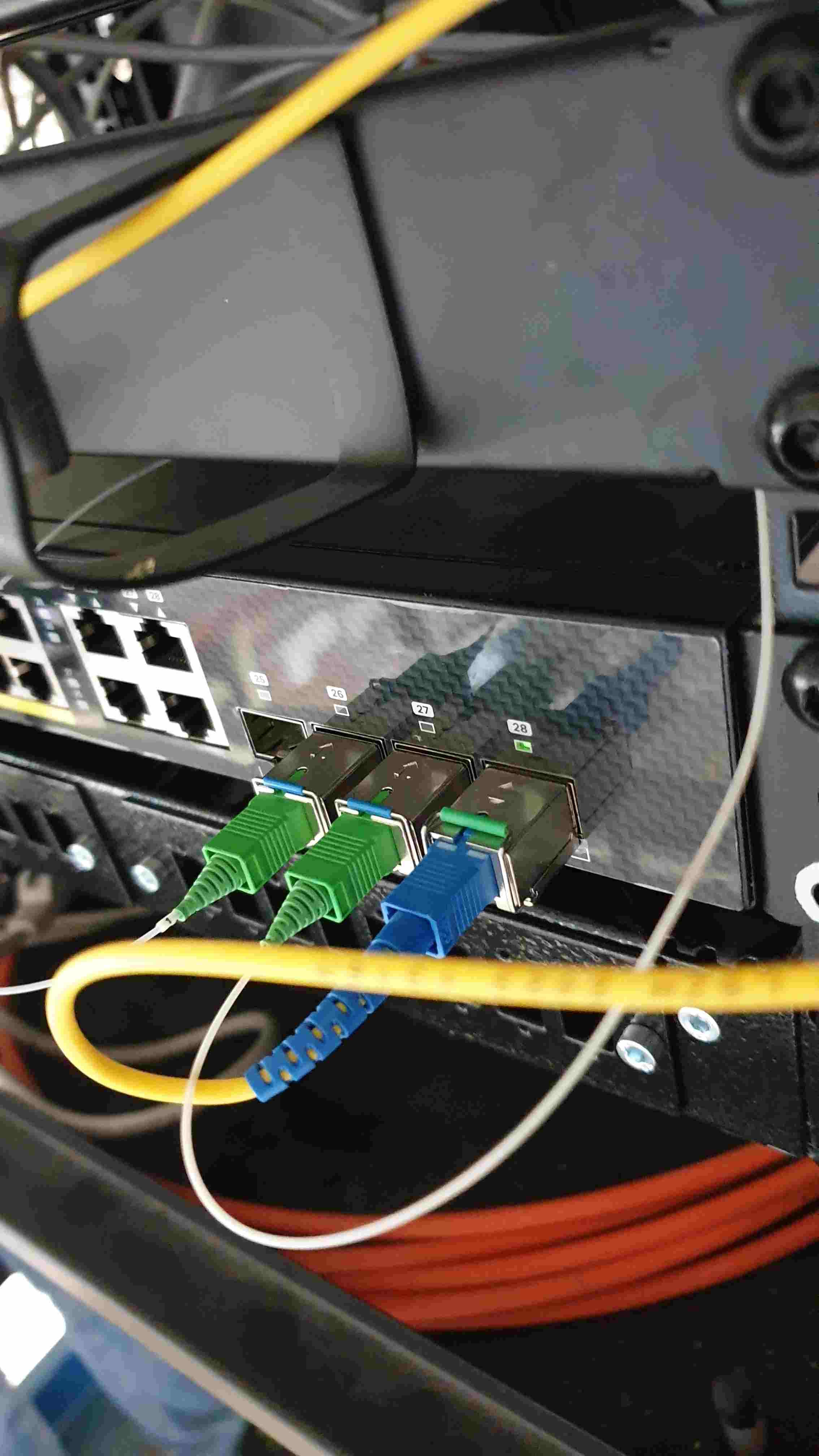 Switch z patchcordami SC/APC i LC – szafa RACK