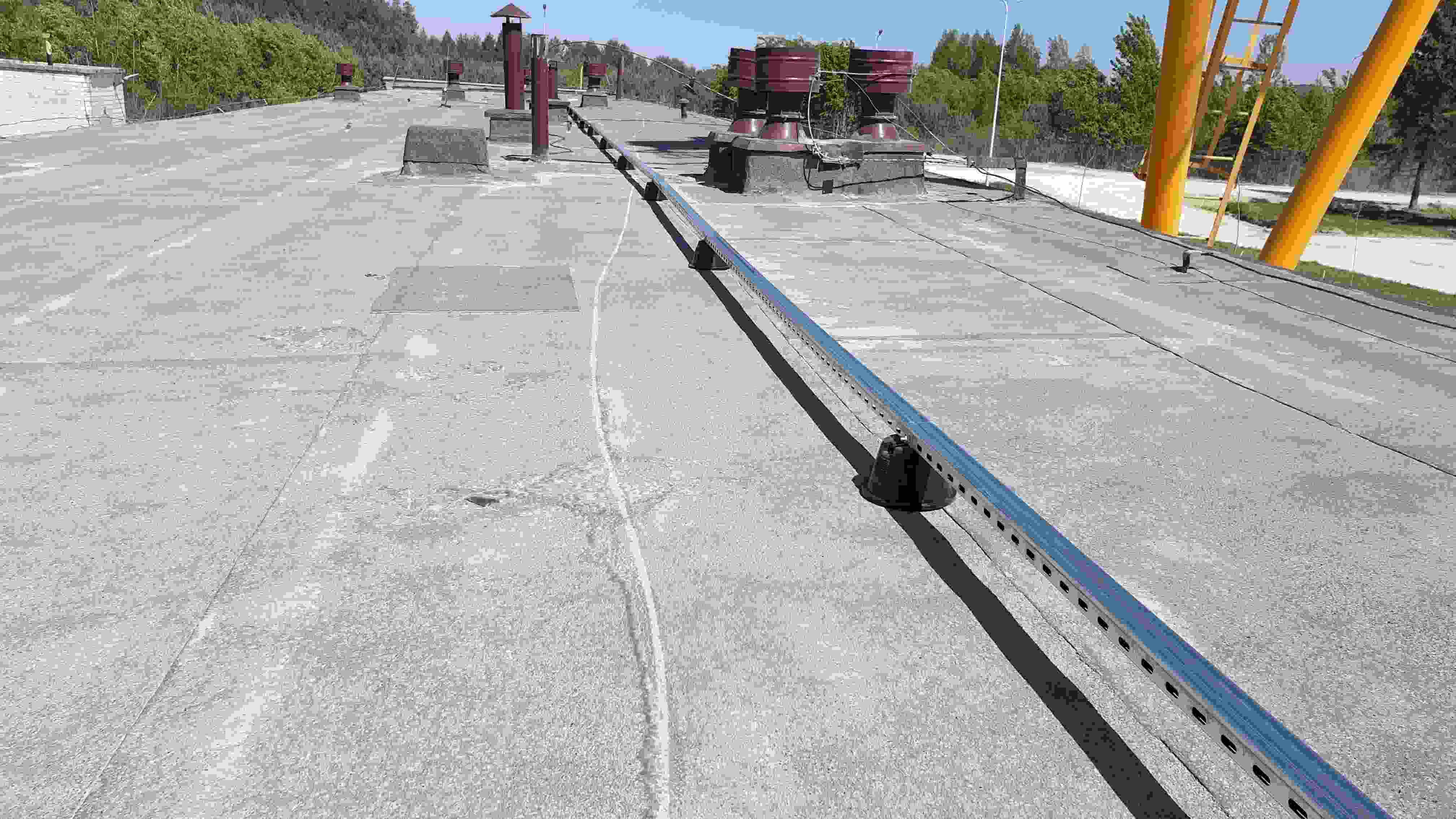 Trasy kablowe ze stalowych wsporników na dachu – instalacja tras
