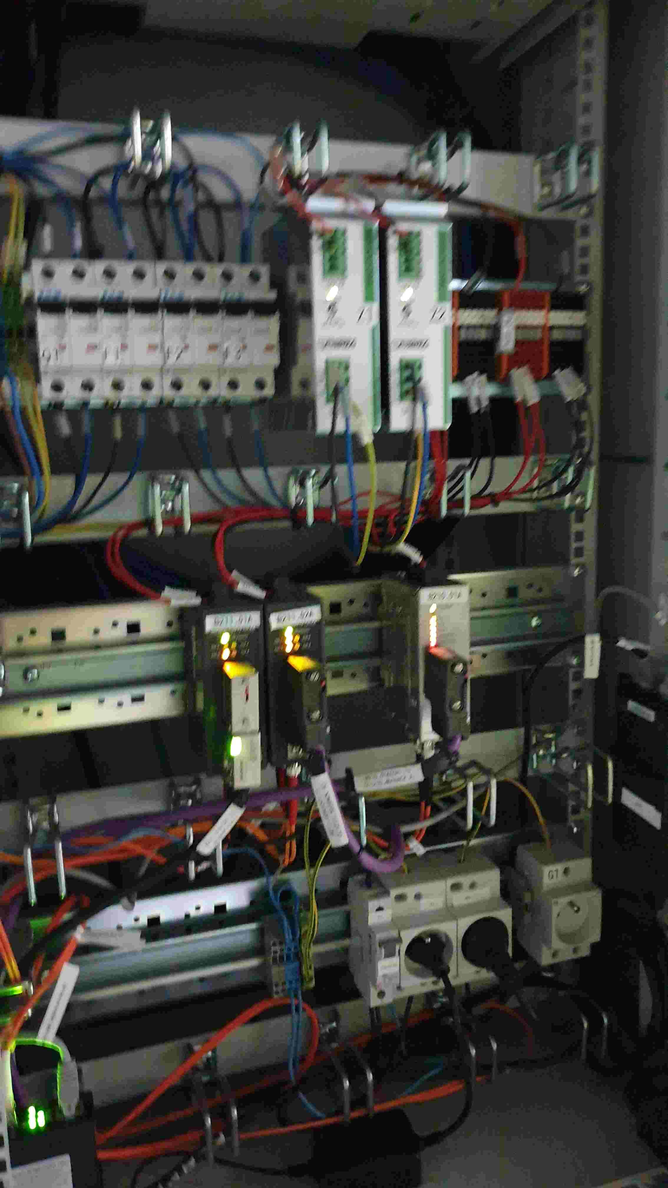 Rozdzielnica z modułami automatyki i zabezpieczeniami – szafa sterownicza