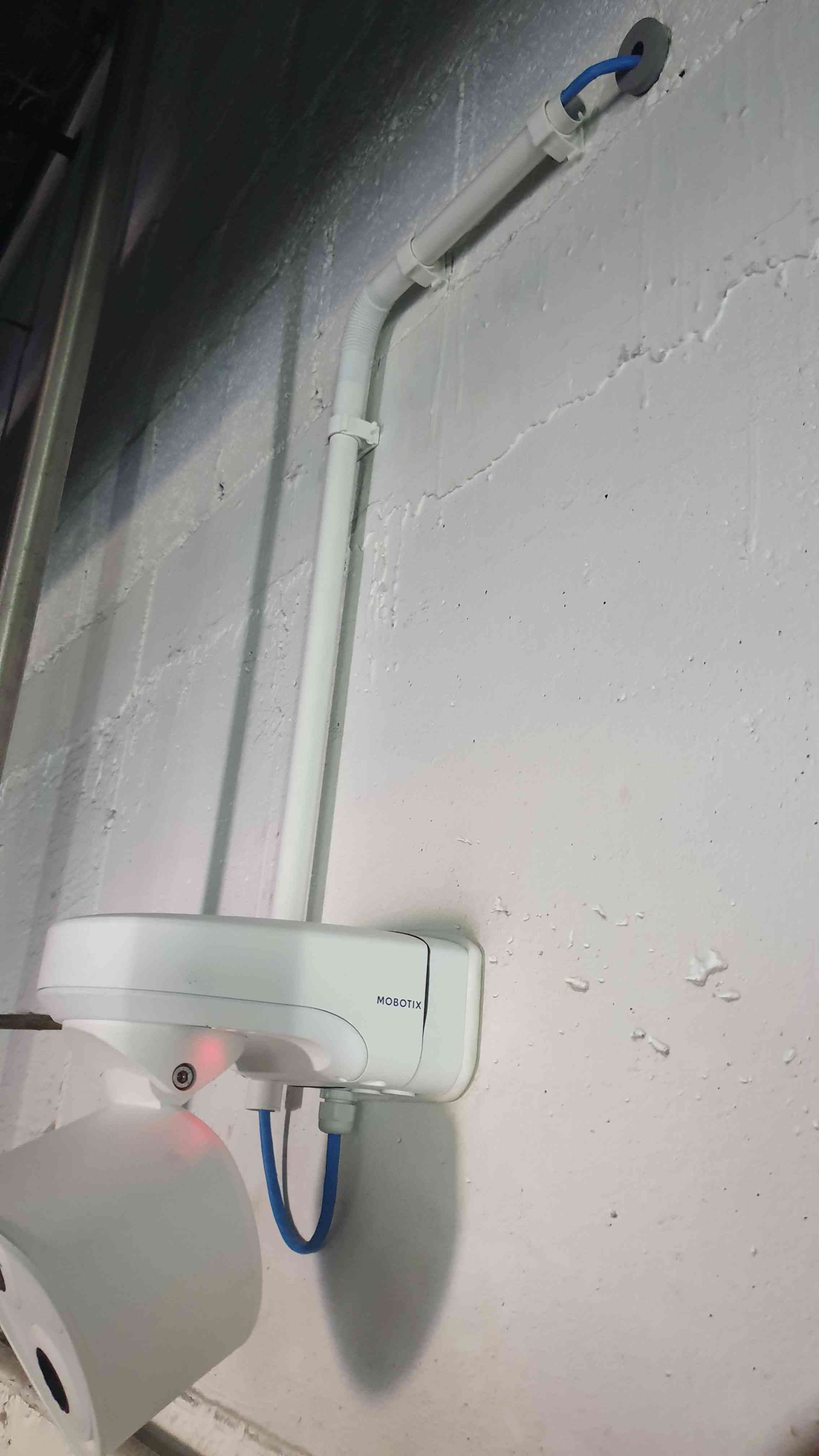 Kamera Mobotix na ścianie – czysta instalacja naścienna