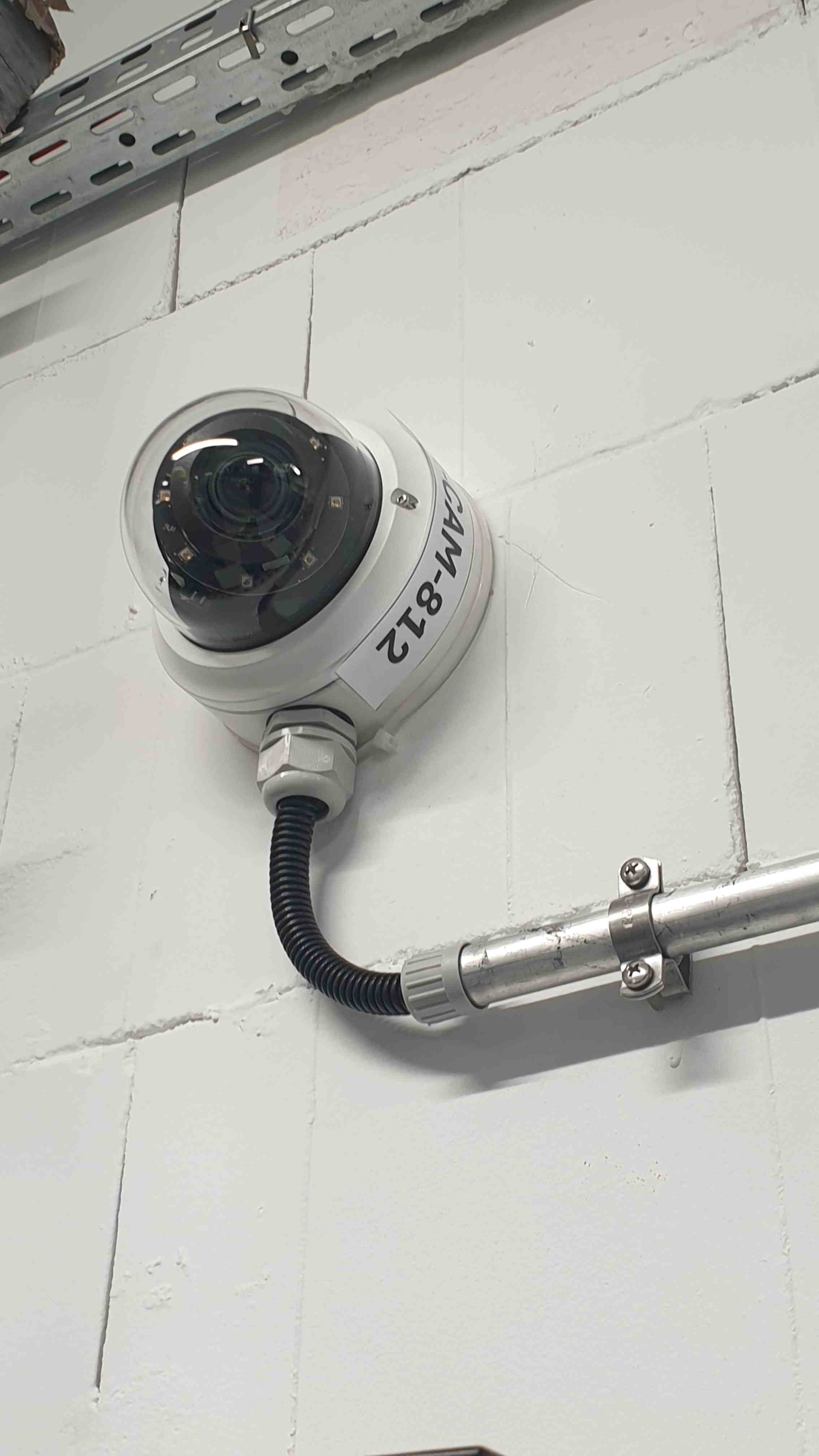 Kamera kopułkowa MA-CAM-812 na wysięgniku – obiekt przemysłowy