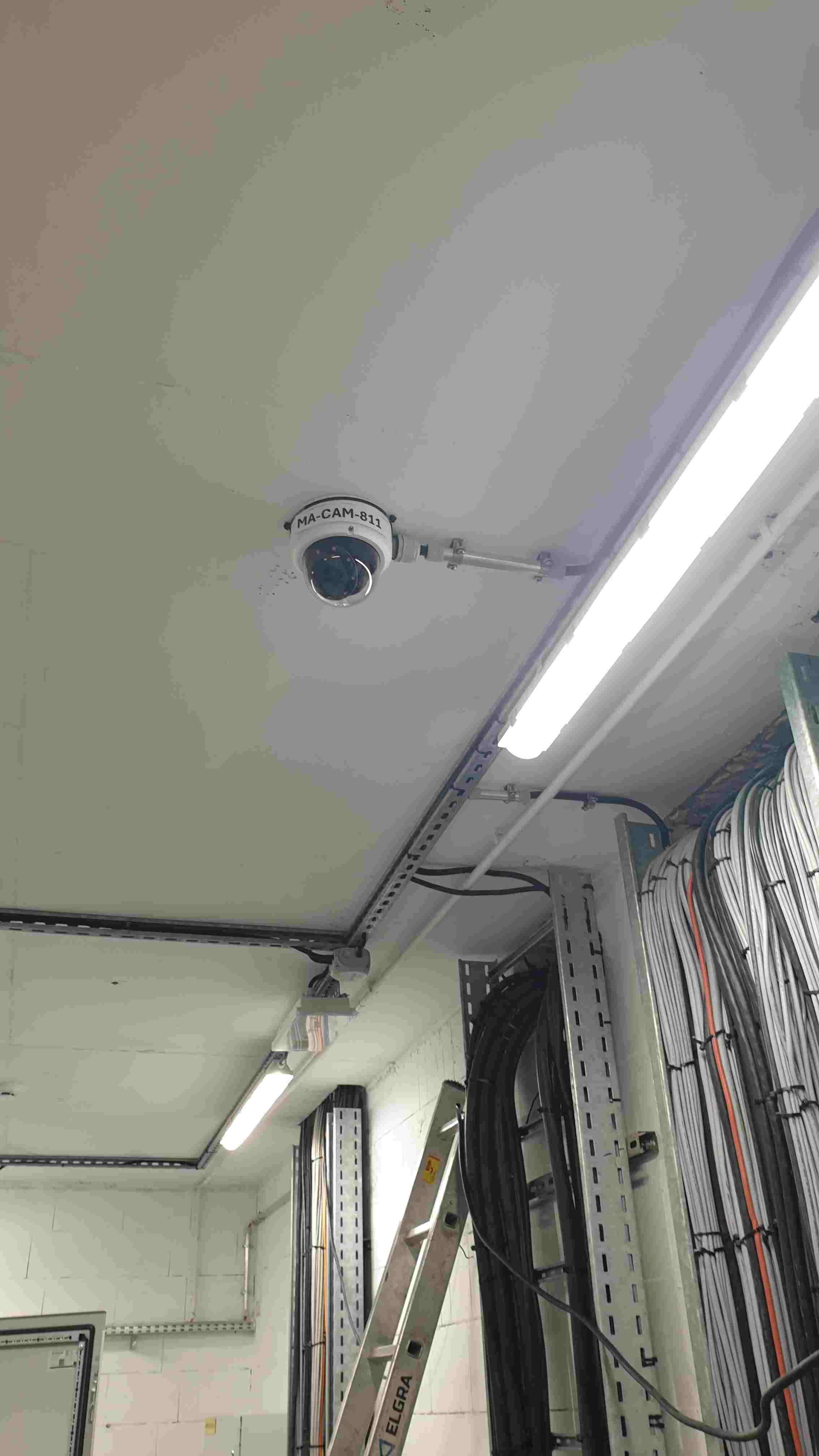Kamera sufitowa MA-CAM-811 z trasą kablową – pomieszczenie techniczne