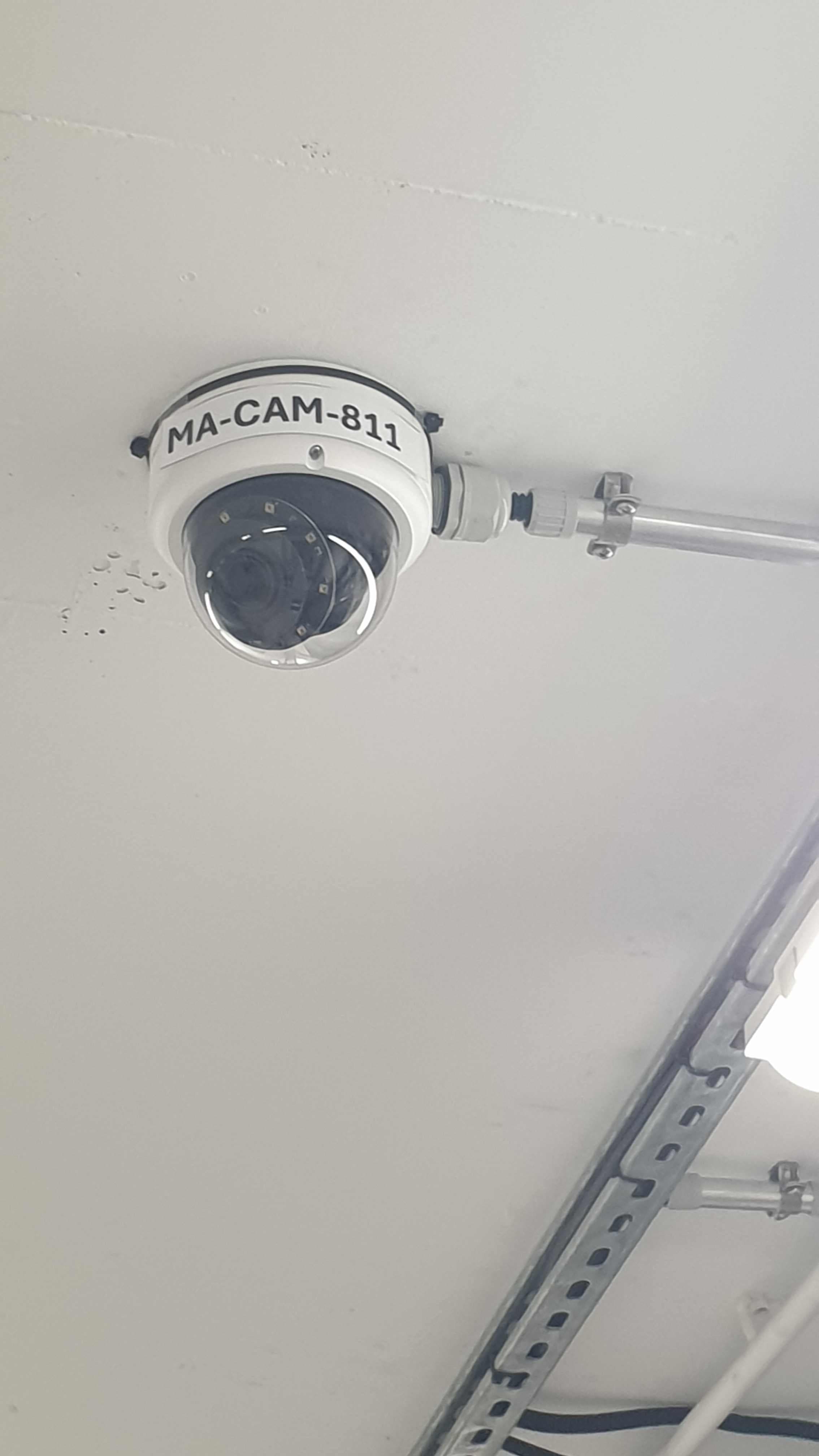 Kamera MA-CAM-811 na wysięgniku – widok od dołu z trasą kablową
