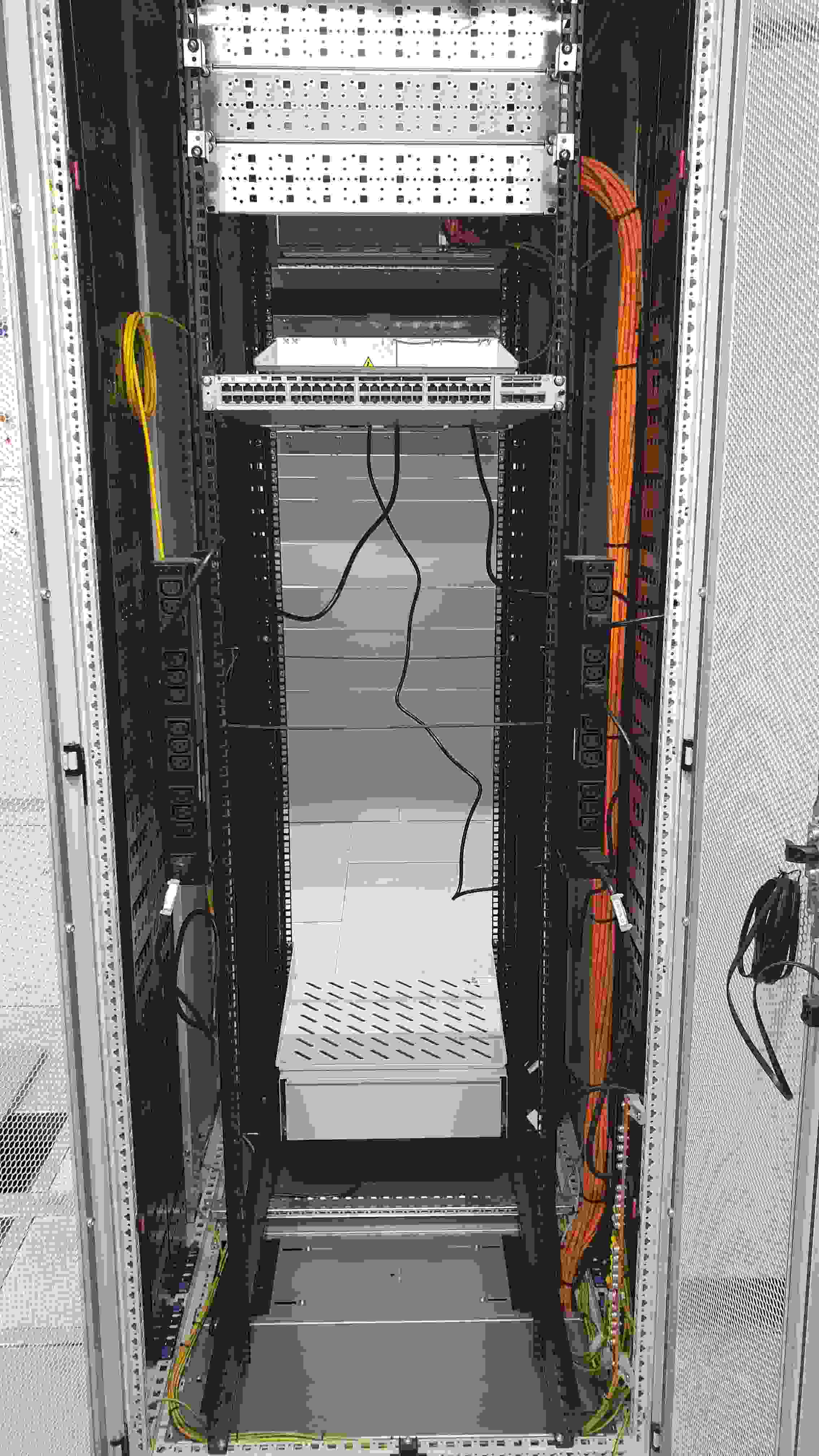 Szafa RACK – patchpanel, switch i wiązki kabli – widok ogólny