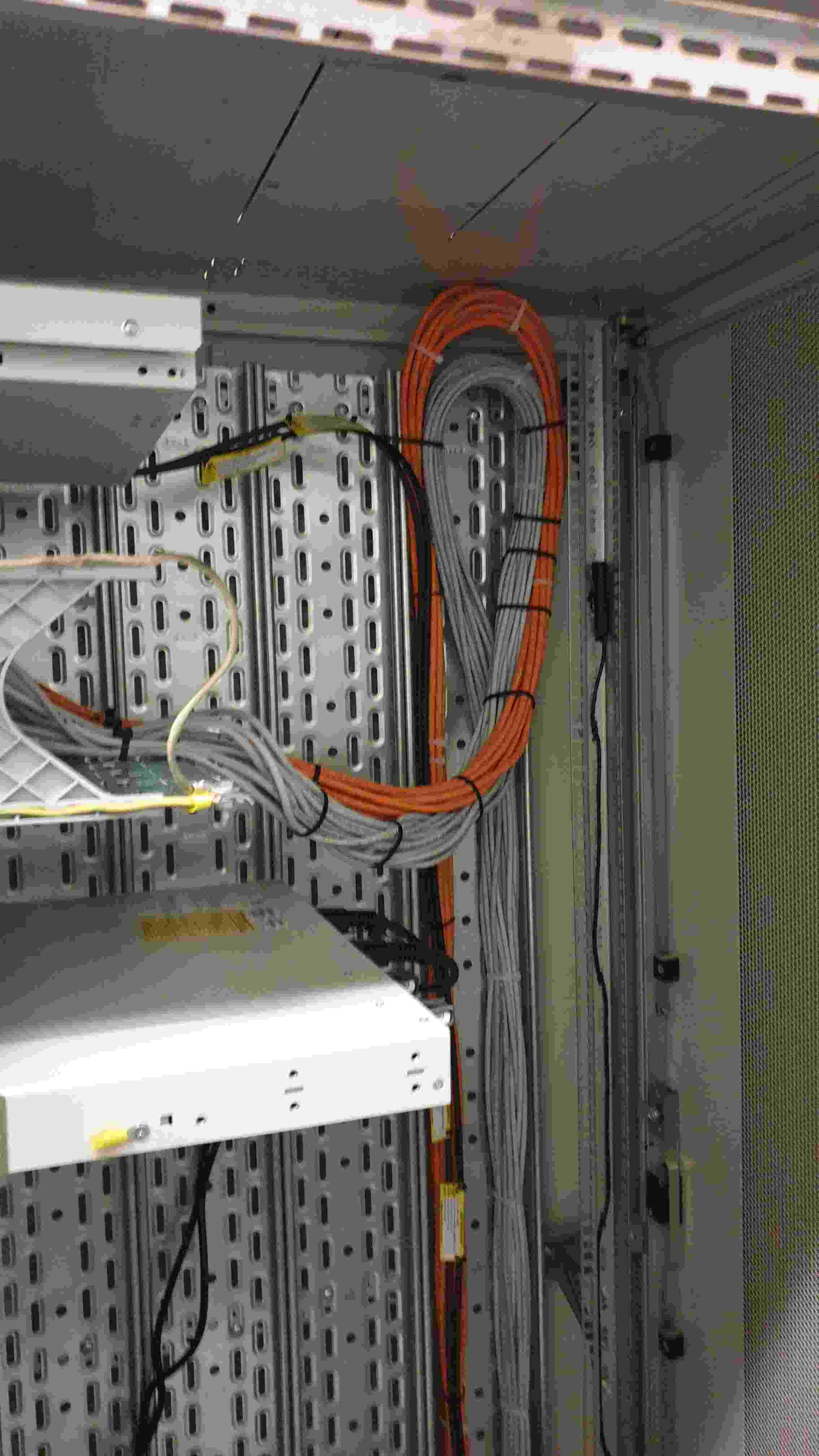 Szafa RACK – okablowanie strukturalne, zarządzanie trasami
