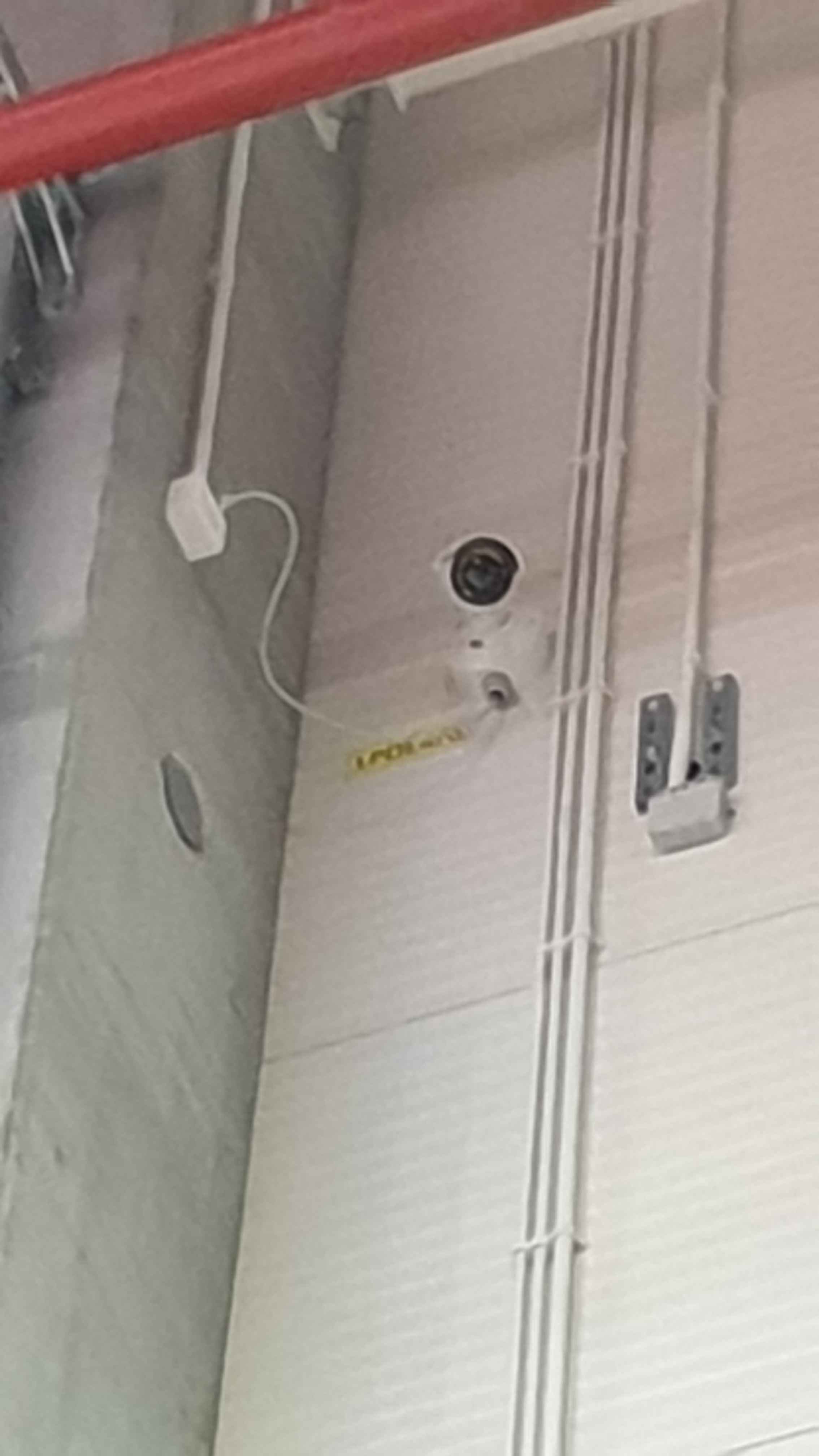 Kamera kopułkowa w narożniku pod stropem hali