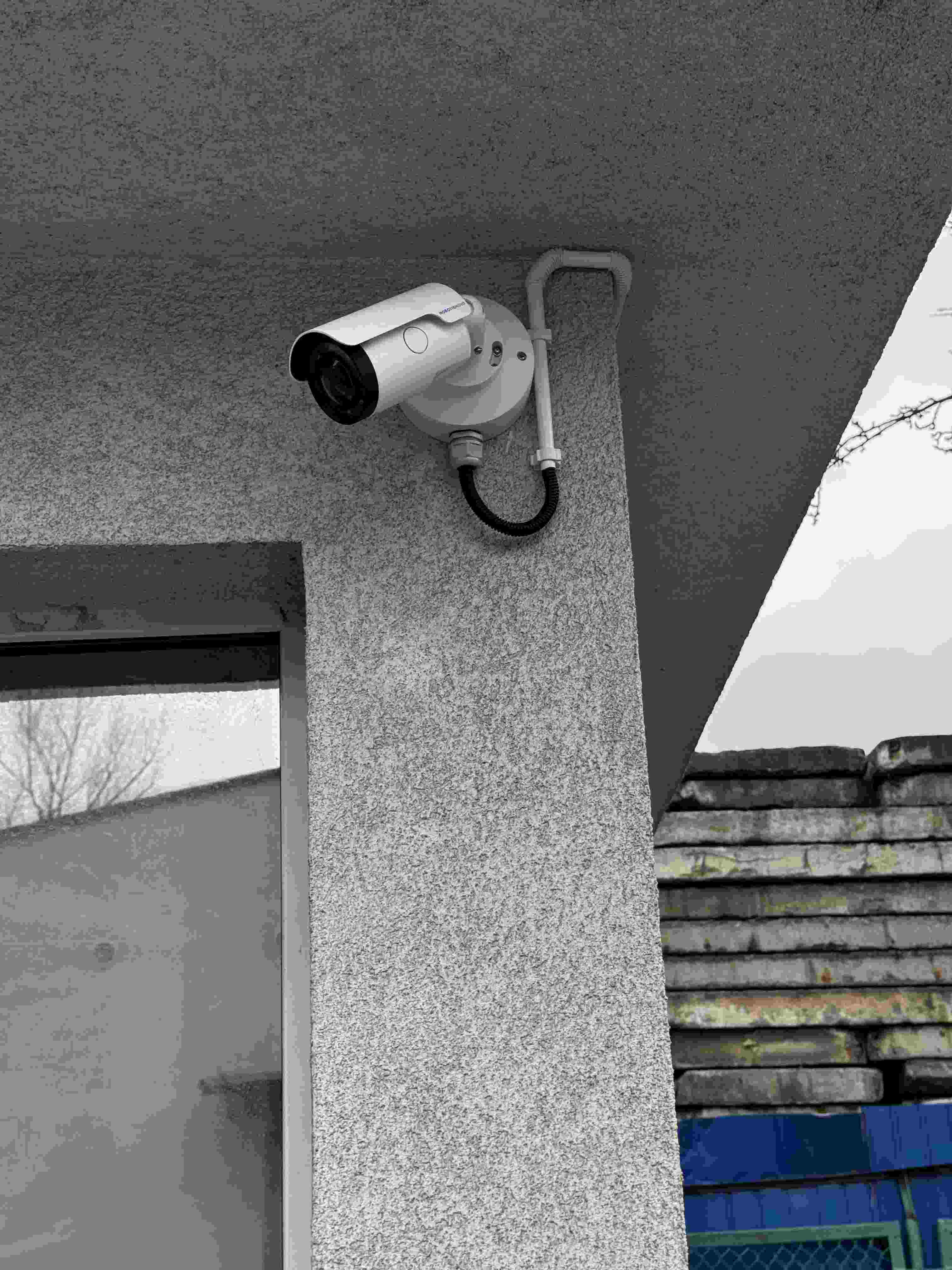 Kamera tubowa przy elewacji – monitoring zewnętrzny posesji