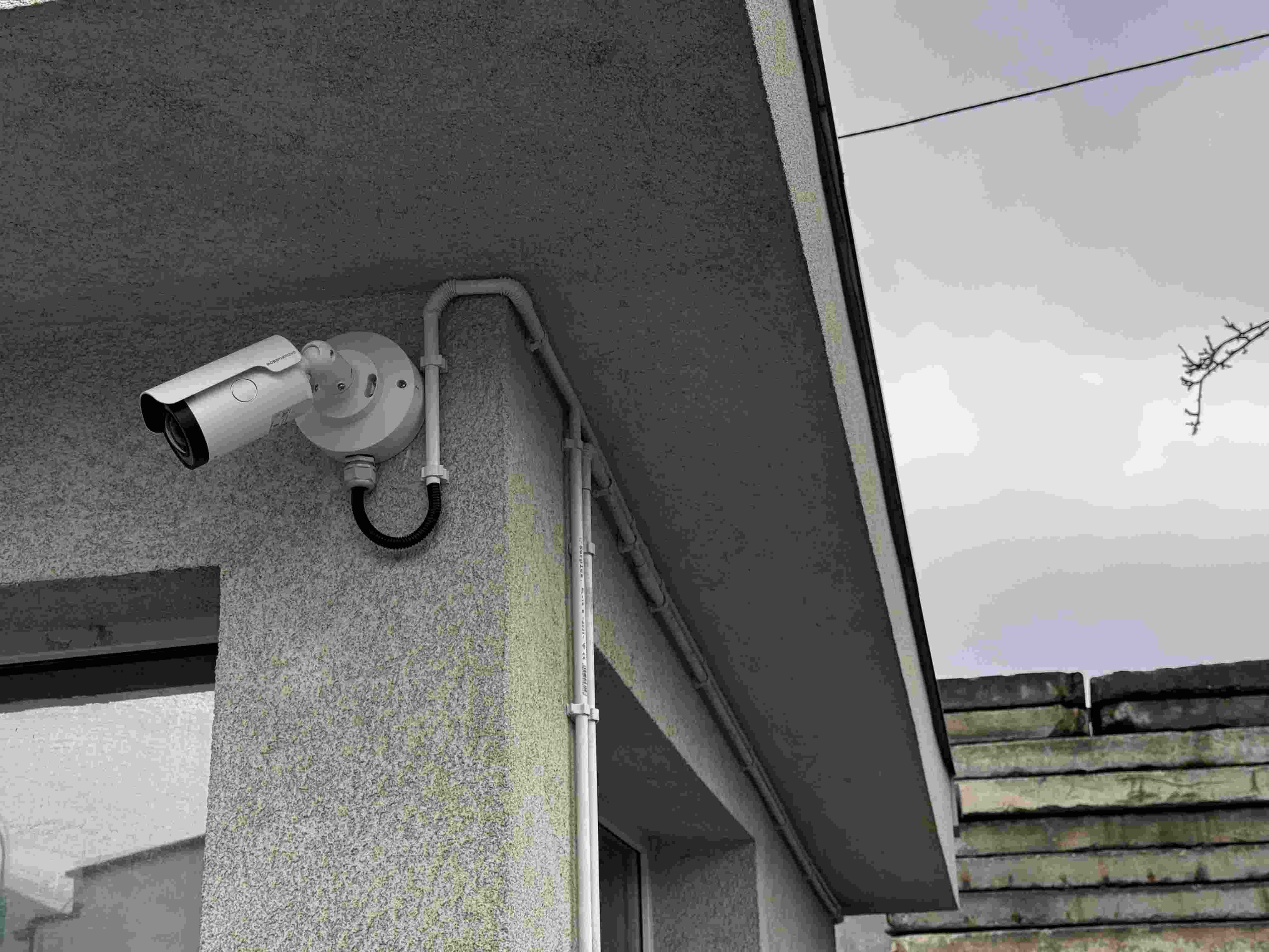 Kamera tubowa na elewacji z rurką instalacyjną
